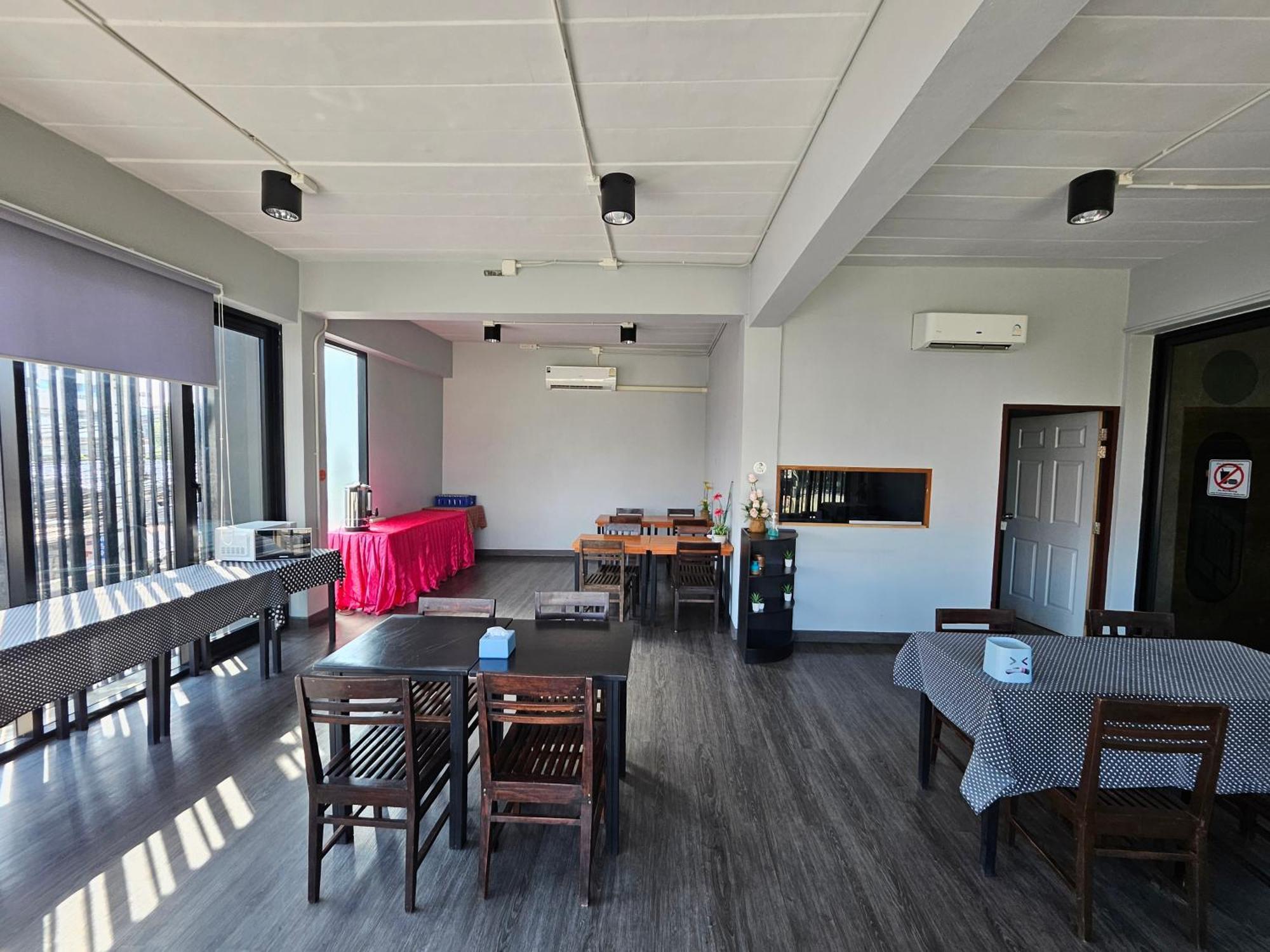 Polkadot Hostel Phitsanulok Buitenkant foto